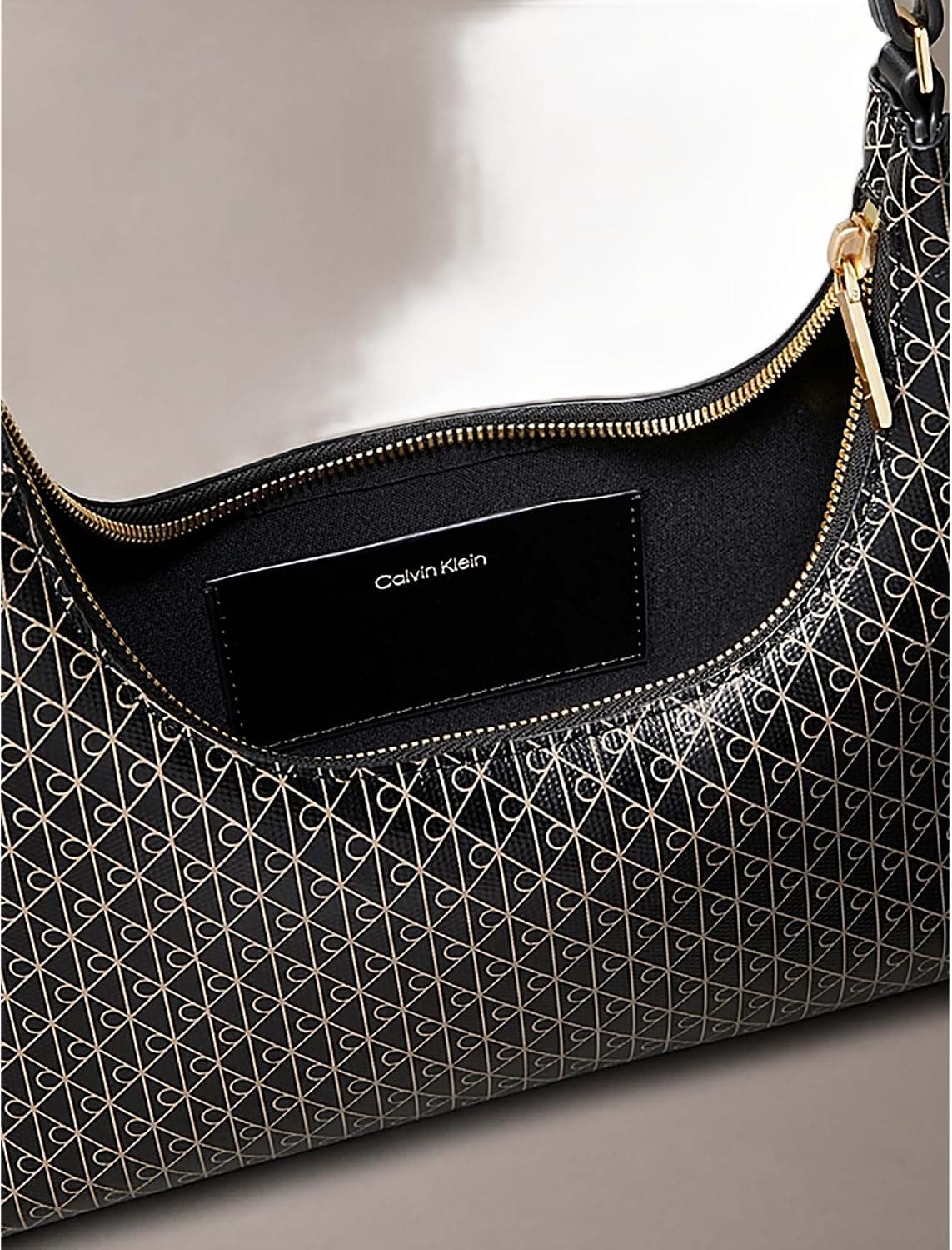 کیف دوشی مردانه Calvin Klein چرمی قهوهای تیره مدل LV04F3298G کیف دوشی مردانه Calvin Klein چرمی قهوهای تیره مدل LV04F3298G
