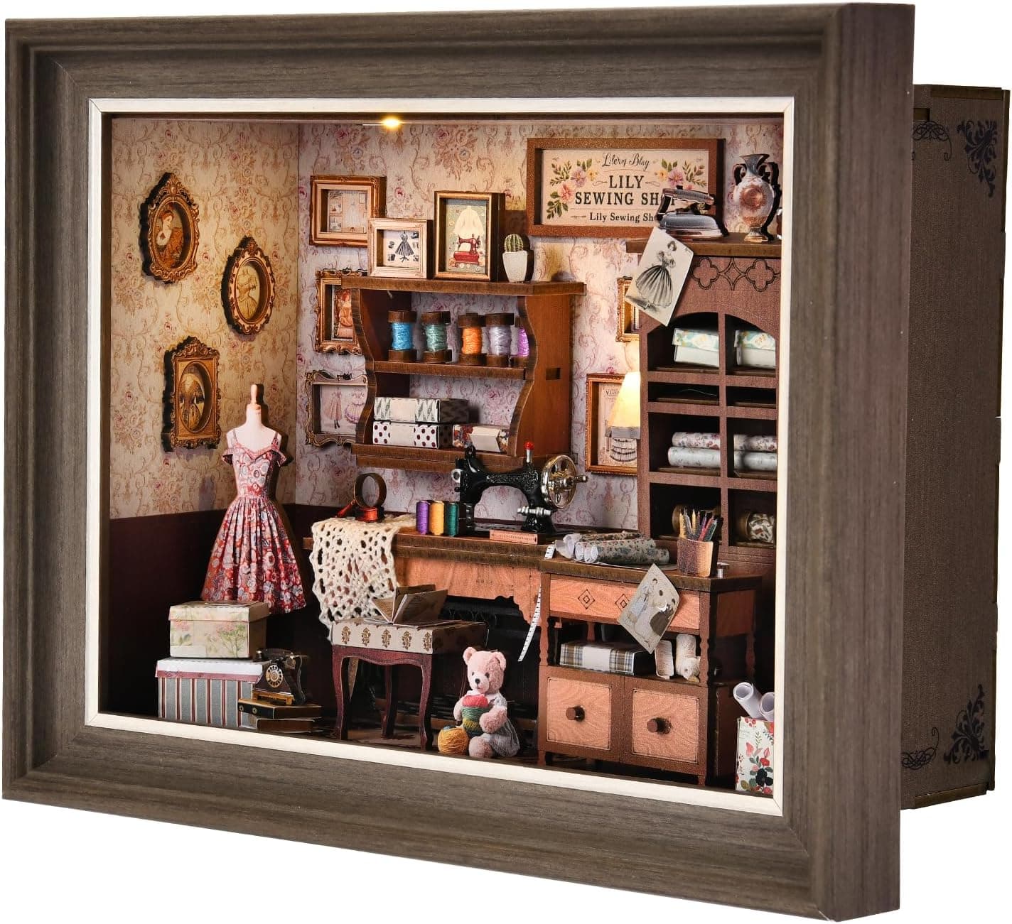 کیت ماکت سهبعدی چوبی Book Nook برای مبتدیان DROICC با چراغ LED و قاب قابل نصب روی دیوار مدل Lily Sewing Shop کیت ماکت سهبعدی چوبی Book Nook برای مبتدیان DROICC با چراغ LED و قاب قابل نصب روی دیوار مدل Lily Sewing Shop