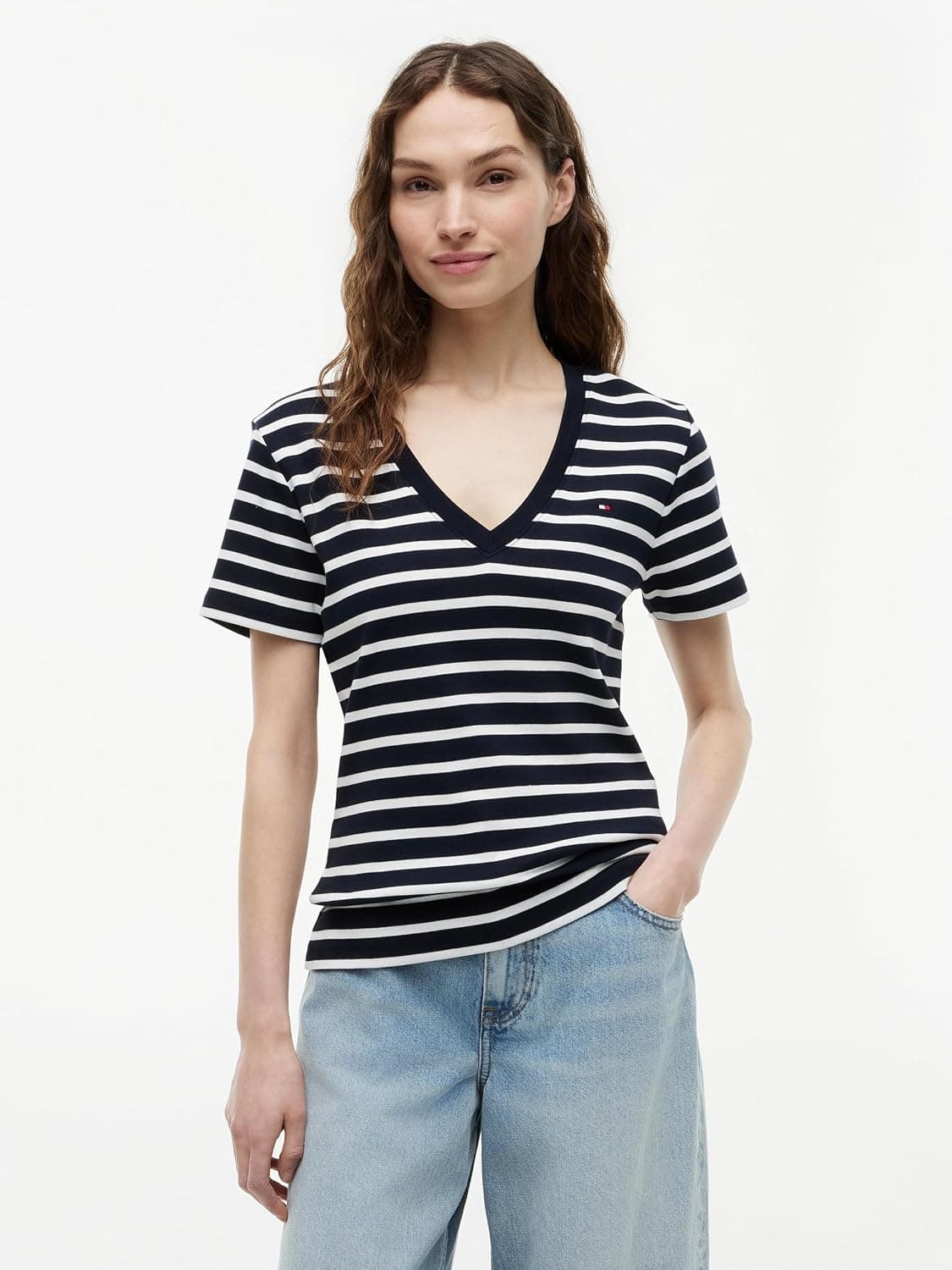تیشرت زنانه Tommy Hilfiger یقه V آستین کوتاه مدل SLIM CODY تیشرت زنانه Tommy Hilfiger یقه V آستین کوتاه مدل SLIM CODY