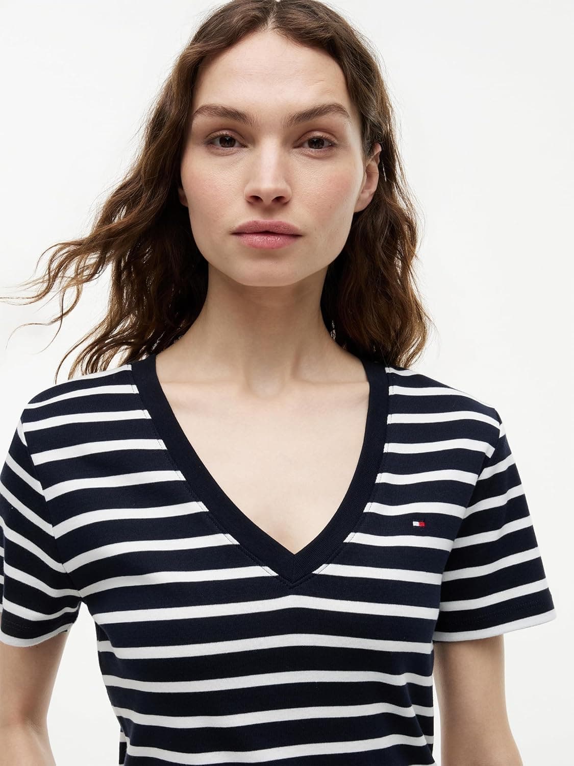 تیشرت زنانه Tommy Hilfiger یقه V آستین کوتاه مدل SLIM CODY تیشرت زنانه Tommy Hilfiger یقه V آستین کوتاه مدل SLIM CODY