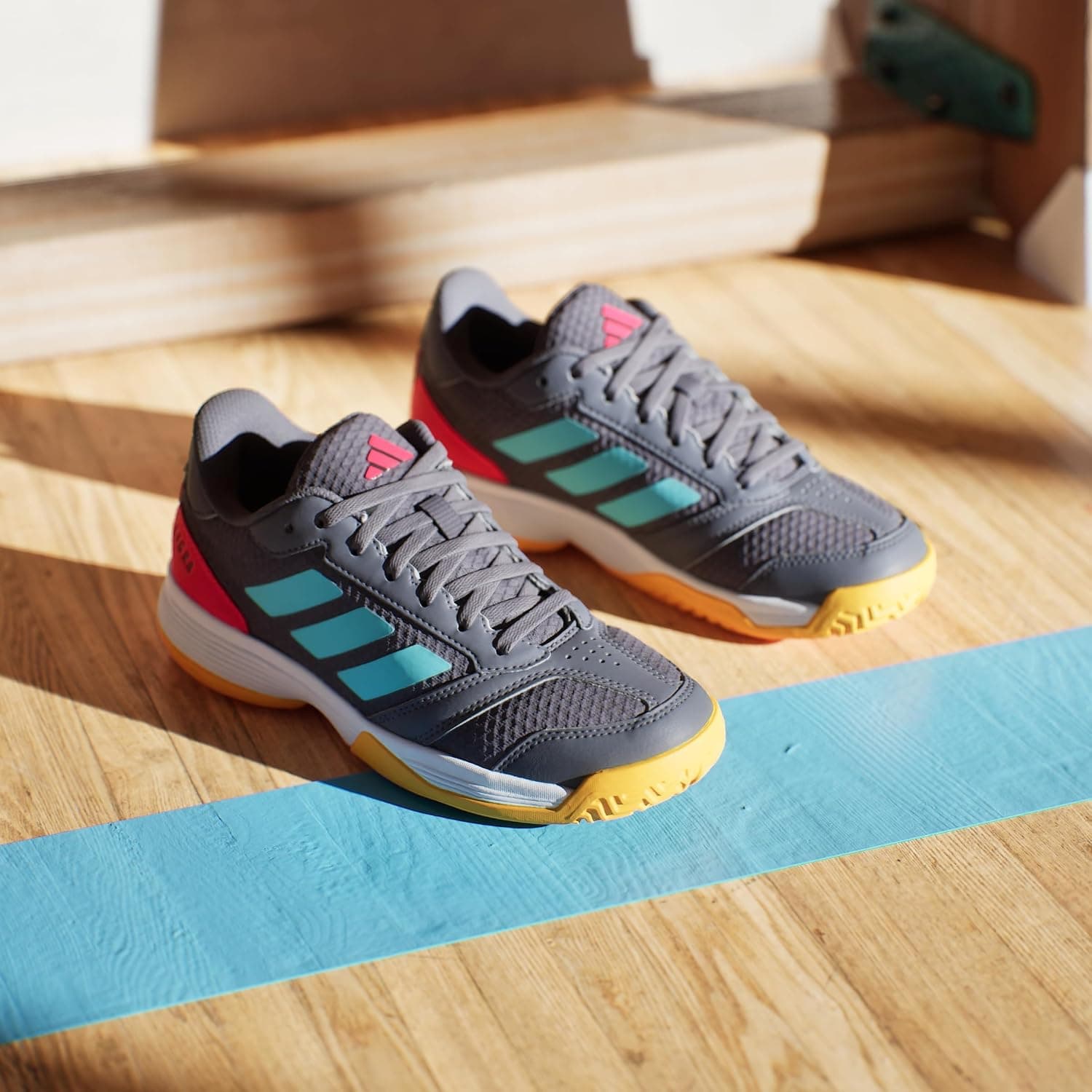 کفش والیبال بچگانه adidas مدل Ligra 8 Indoor کفش والیبال بچگانه adidas مدل Ligra 8 Indoor