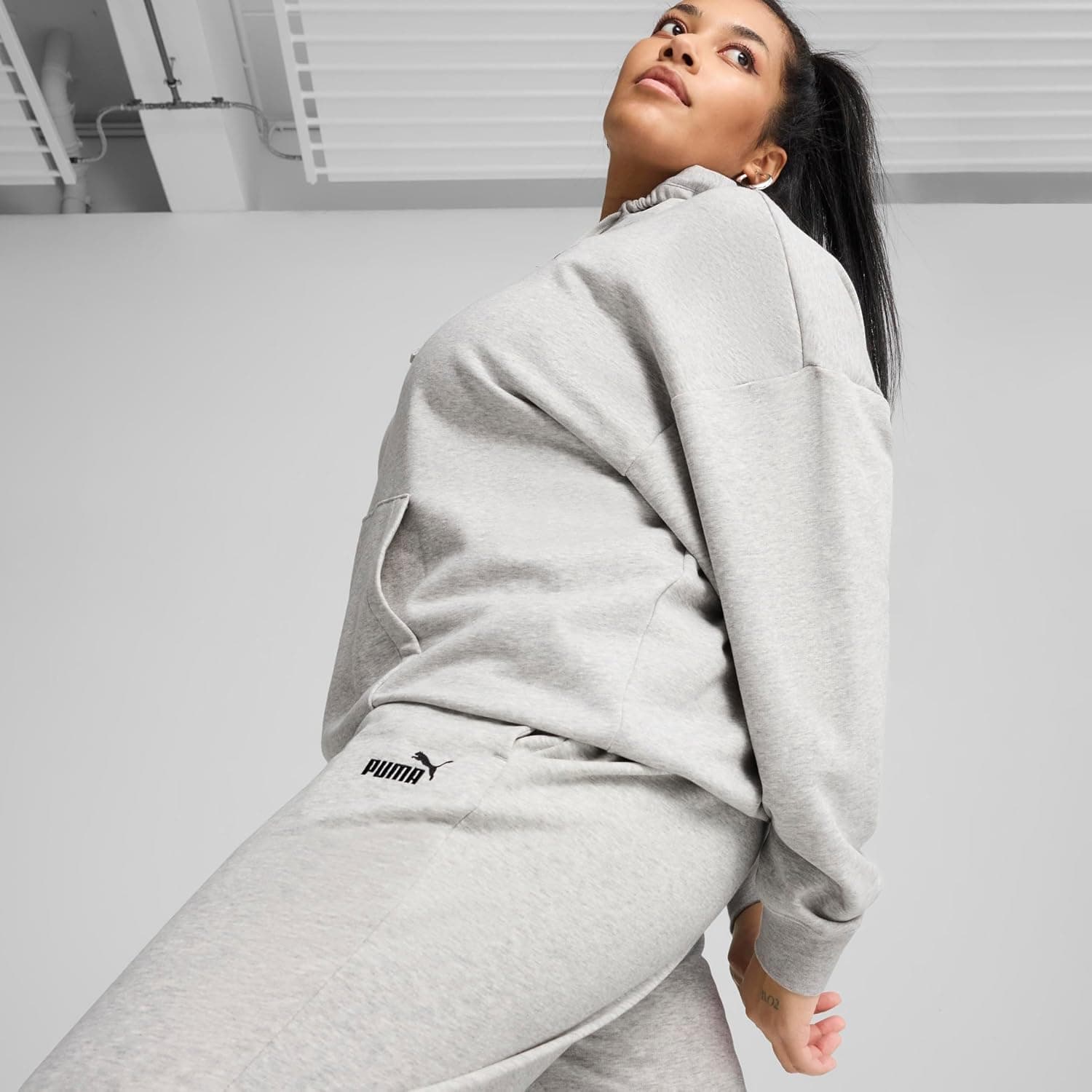 شلوار گرمکن زنانه PUMA مشکی Ess No. 1 Logo روزمره مدل 68245001 شلوار گرمکن زنانه PUMA مشکی Ess No. 1 Logo روزمره مدل 68245001