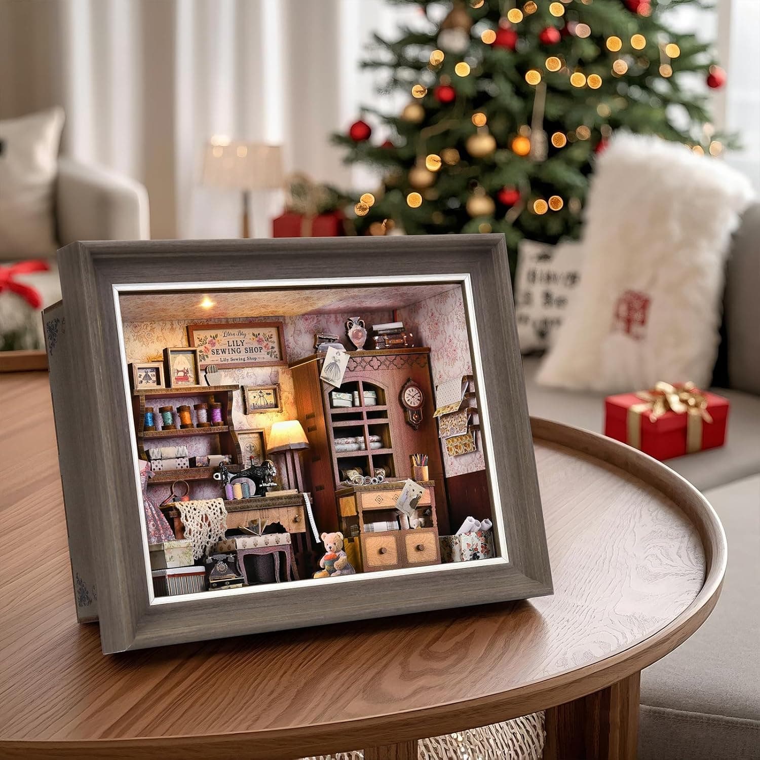 کیت ماکت سهبعدی چوبی Book Nook برای مبتدیان DROICC با چراغ LED و قاب قابل نصب روی دیوار مدل Lily Sewing Shop کیت ماکت سهبعدی چوبی Book Nook برای مبتدیان DROICC با چراغ LED و قاب قابل نصب روی دیوار مدل Lily Sewing Shop