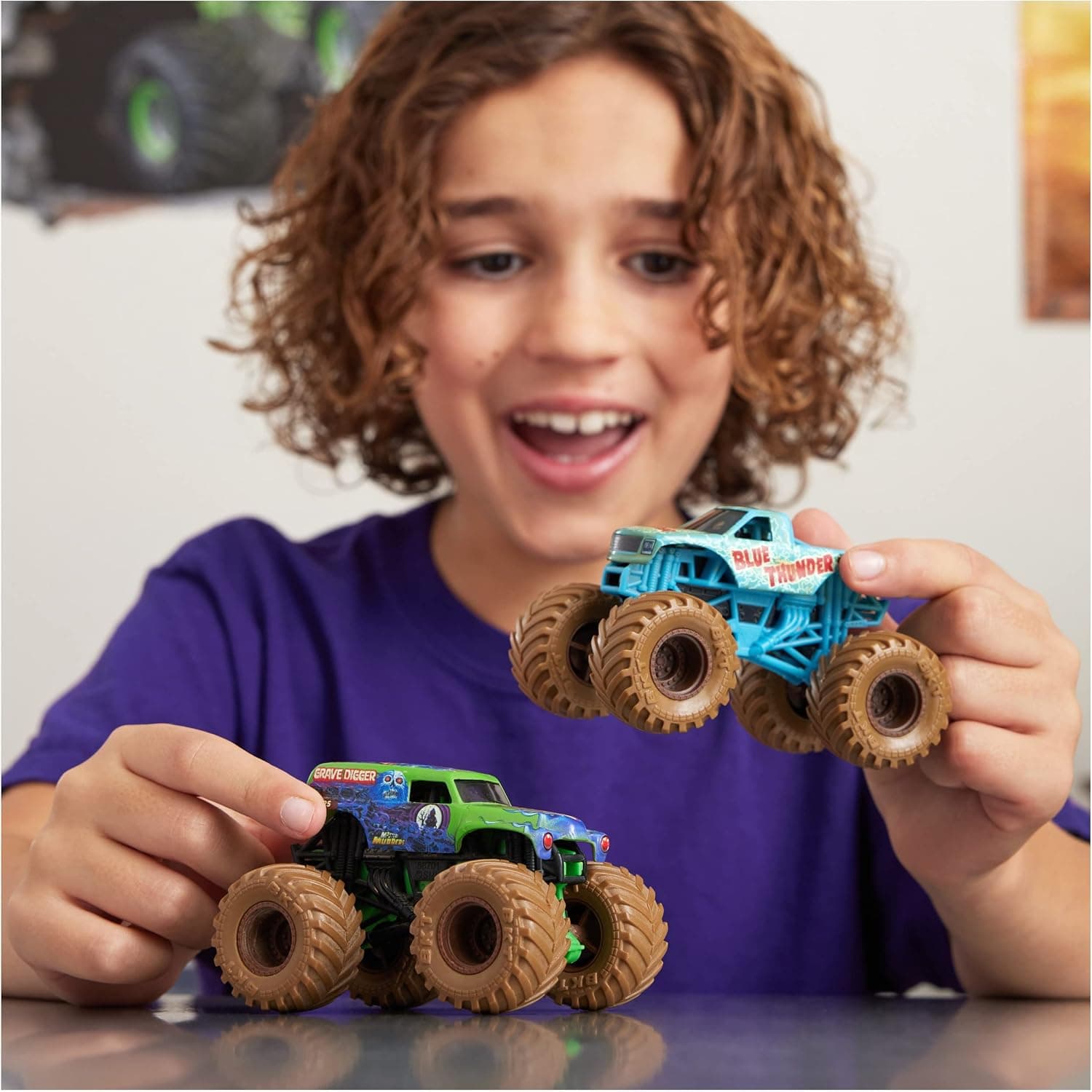 ست ۲ عددی ماشین هیولایی فلزی Monster Jam مدل Mystery Mudders 2-Pack شامل Grave Digger و Blue Thunder، مقیاس 1:64 ست ۲ عددی ماشین هیولایی فلزی Monster Jam مدل Mystery Mudders 2-Pack شامل Grave Digger و Blue Thunder، مقیاس 1:64