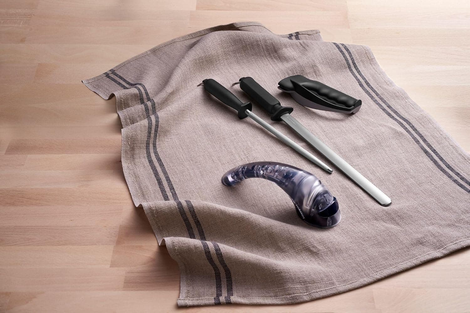 تیزکن چاقوی Victorinox با غلتک سرامیکی سیاه مدل 7.8721.3 تیزکن چاقوی Victorinox با غلتک سرامیکی سیاه مدل 7.8721.3