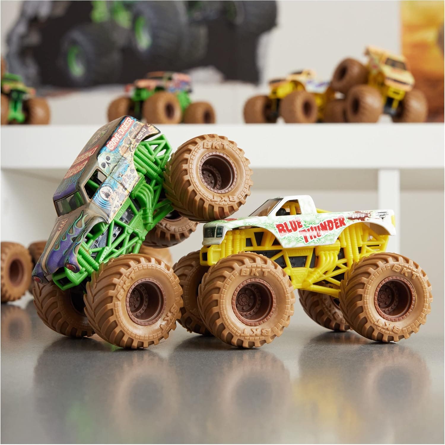 ست ۲ عددی ماشین هیولایی فلزی Monster Jam مدل Mystery Mudders 2-Pack شامل Grave Digger و Blue Thunder، مقیاس 1:64 ست ۲ عددی ماشین هیولایی فلزی Monster Jam مدل Mystery Mudders 2-Pack شامل Grave Digger و Blue Thunder، مقیاس 1:64