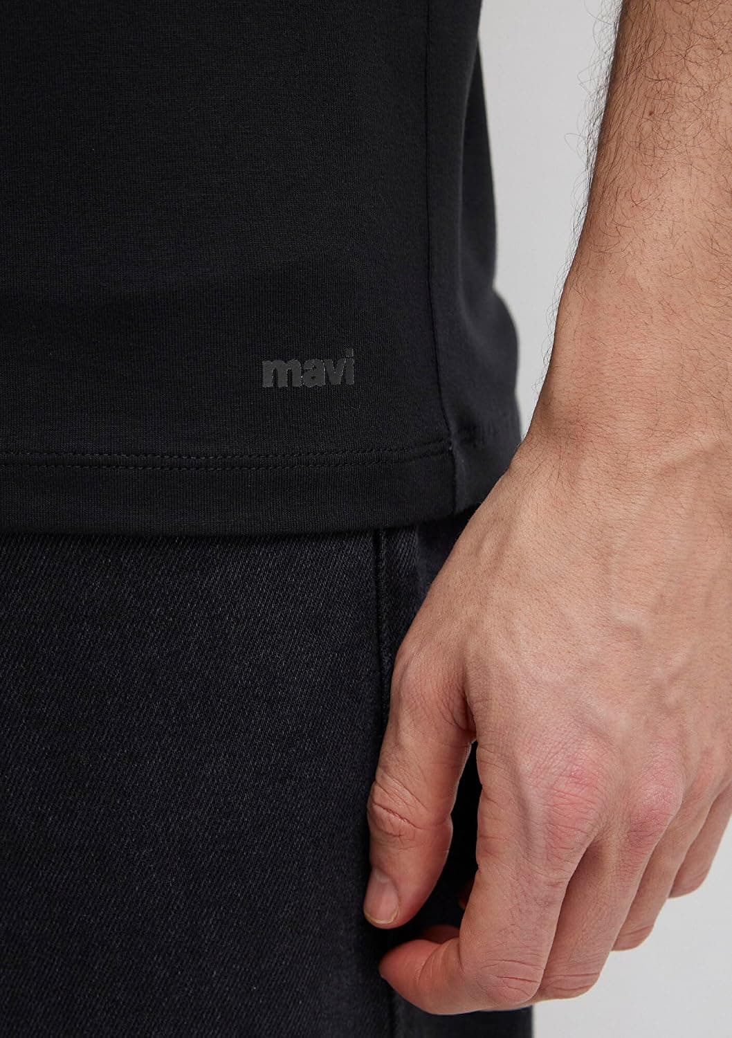 تیشرت مردانه Mavi یقه V استرچ بیسیک مشکی فیت مدل 061748-900 تیشرت مردانه Mavi یقه V استرچ بیسیک مشکی فیت مدل 061748-900