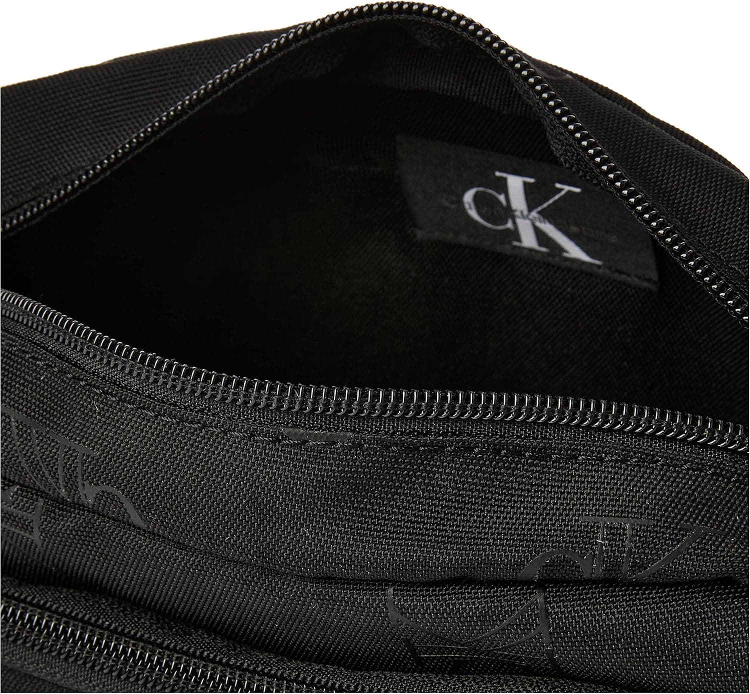 کیف دستی دوشی مردانه Calvin Klein مدل Essential Crossover کیف دستی دوشی مردانه Calvin Klein مدل Essential Crossover