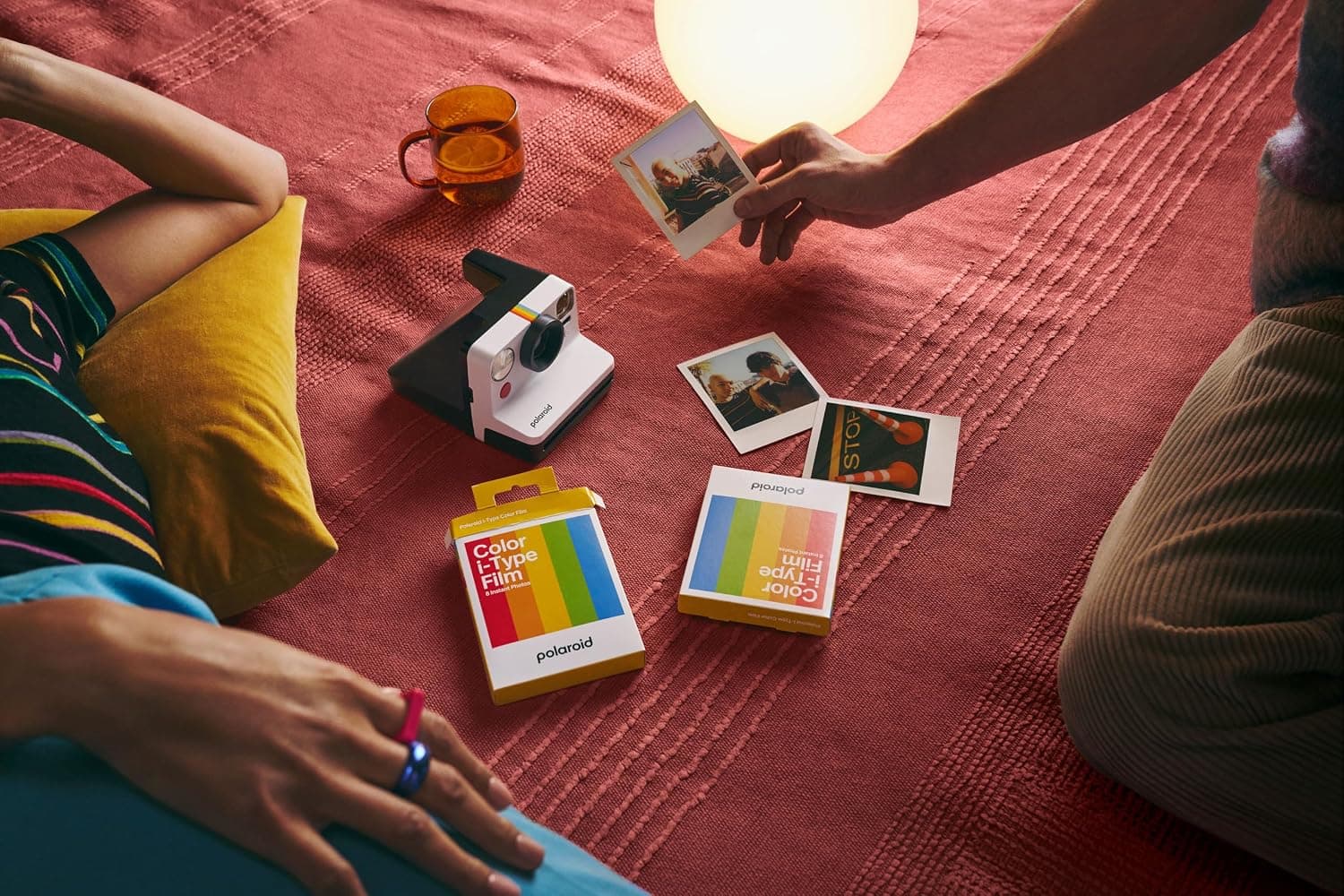 دوربین فوری Polaroid Now Gen 2 مشکی و سفید دوربین فوری Polaroid Now Gen 2 مشکی و سفید