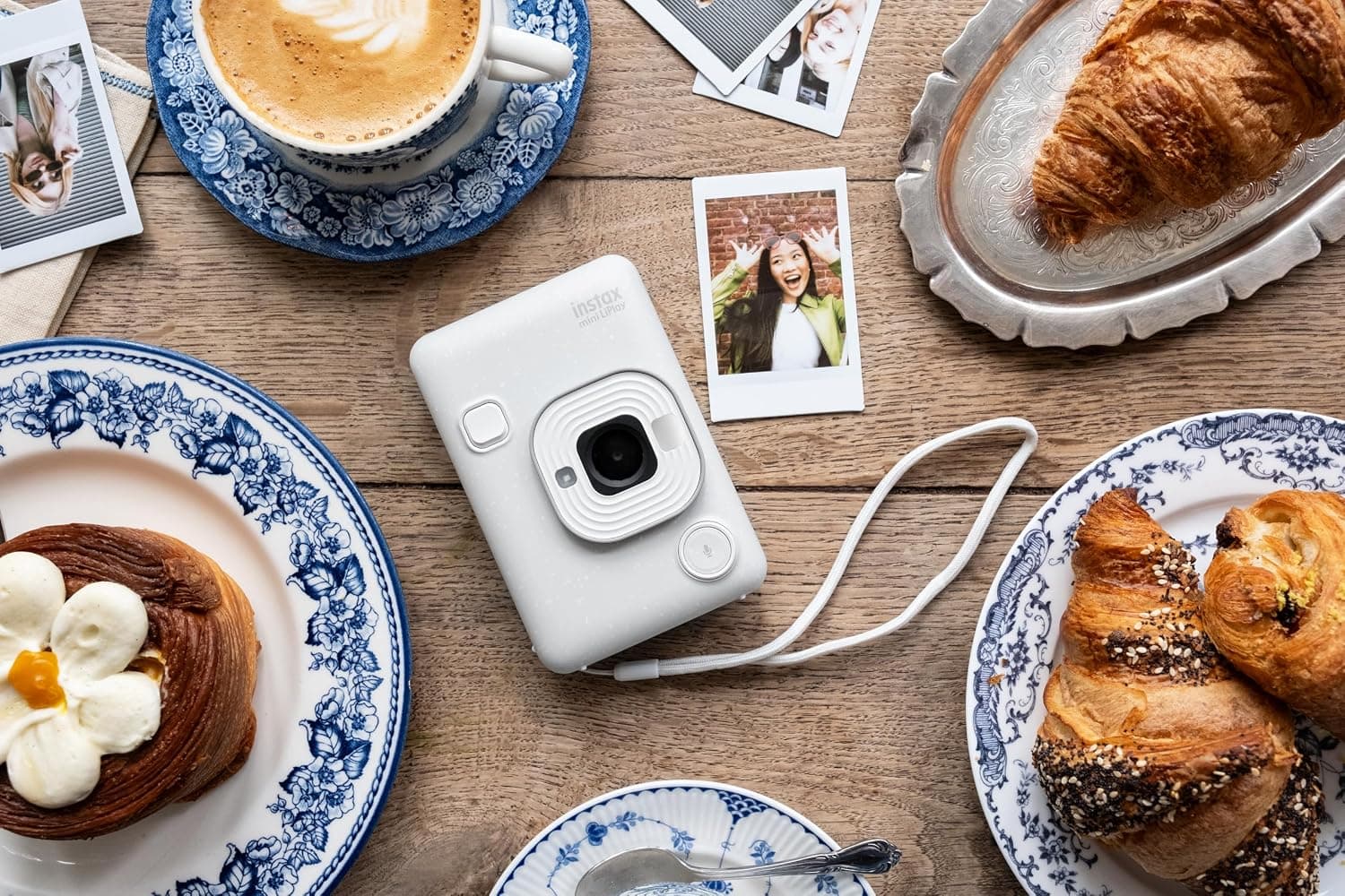 دوربین چاپ سریع هیبریدی Fujifilm INSTAX Mini LIPLAY سفید مهآلود دوربین چاپ سریع هیبریدی Fujifilm INSTAX Mini LIPLAY سفید مهآلود