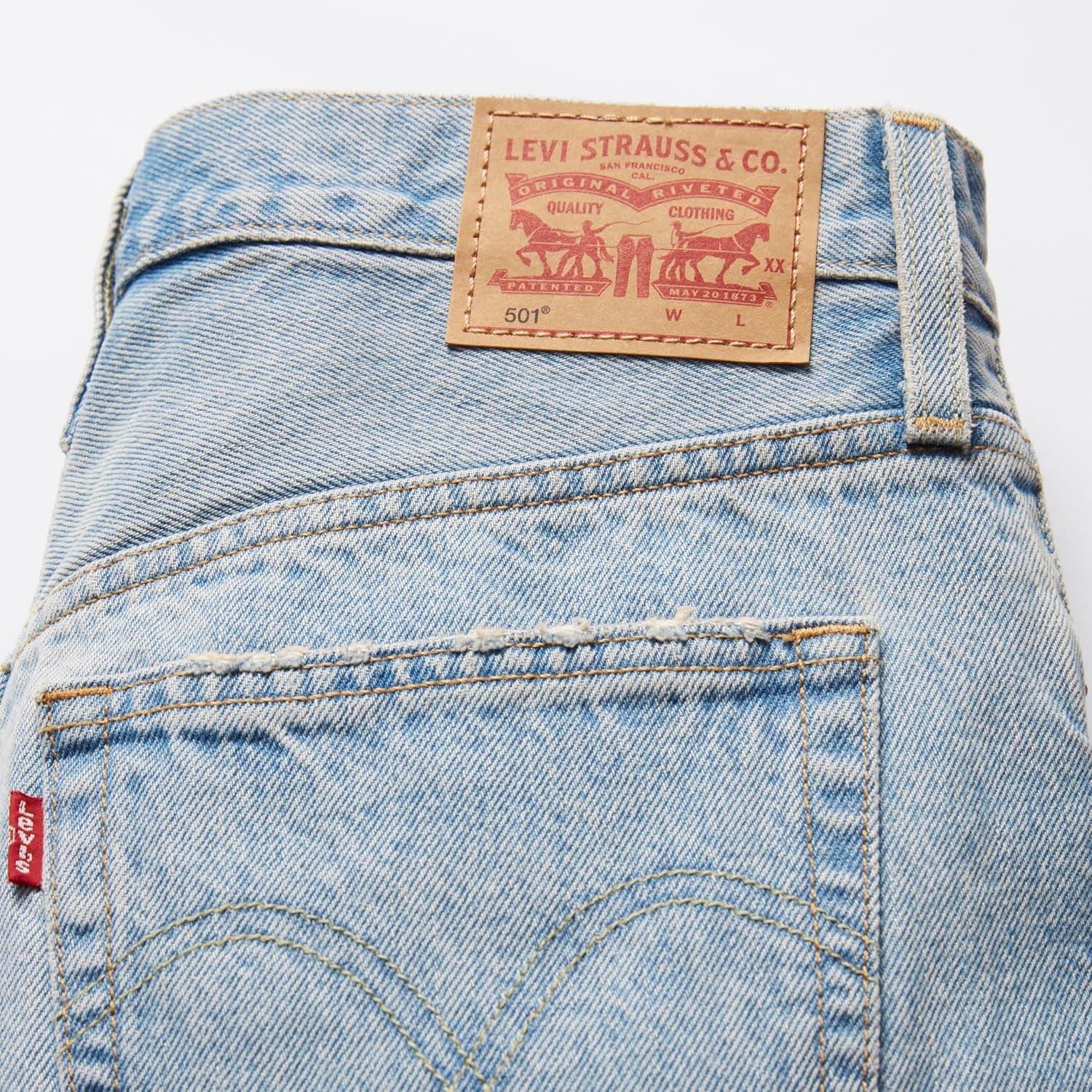 شورت جین زنانه Levi's با طول نیمران مدل 501 شورت جین زنانه Levi's با طول نیمران مدل 501
